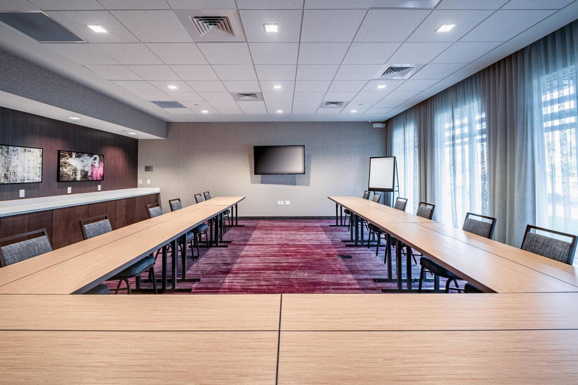 Отель Courtyard By Marriott Toledo West Экстерьер фото