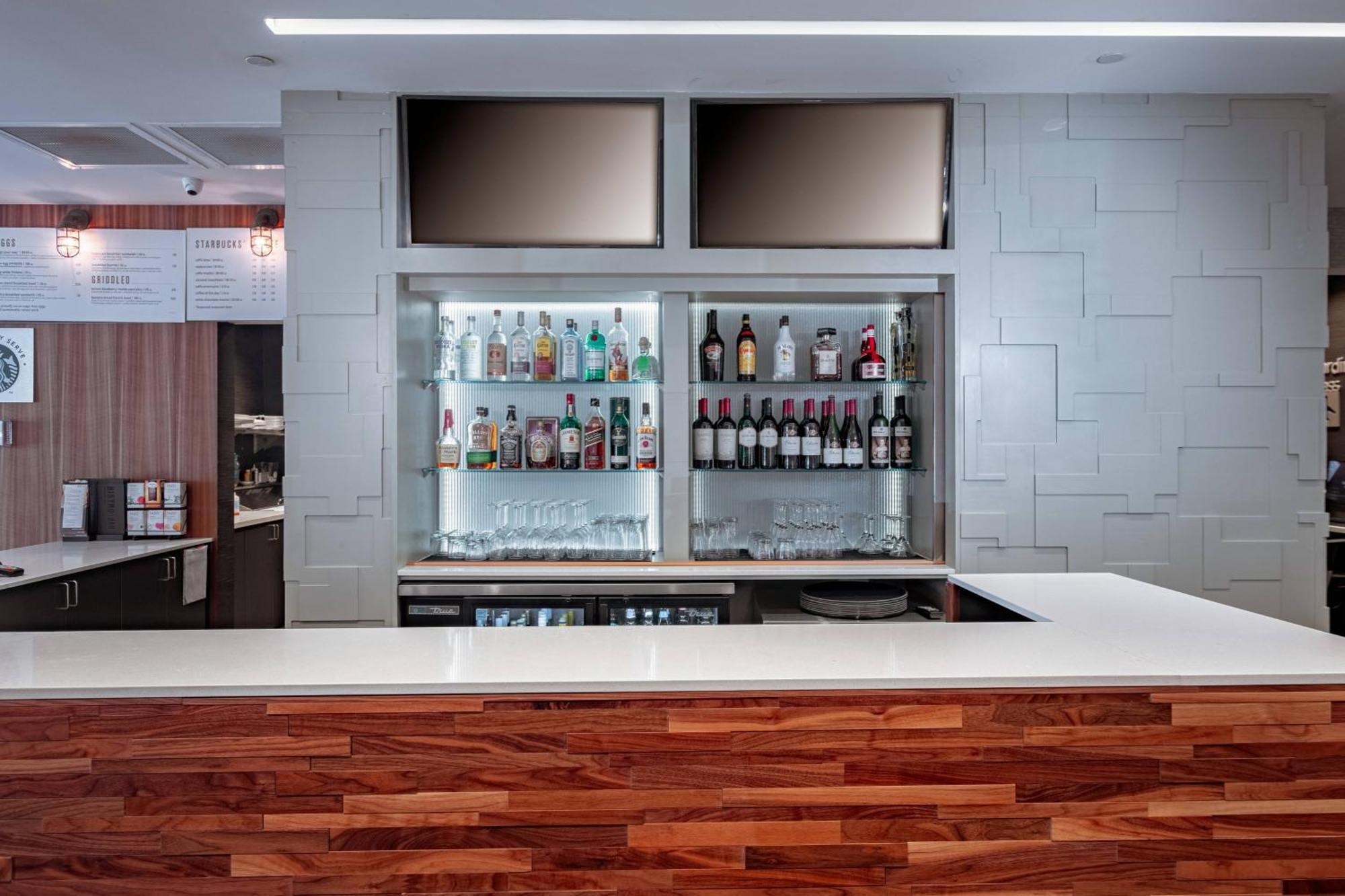 Отель Courtyard By Marriott Toledo West Экстерьер фото