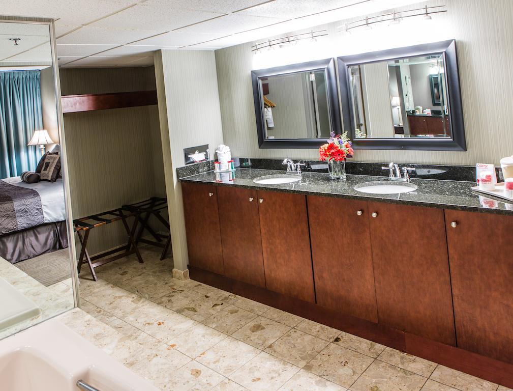 Отель Courtyard By Marriott Toledo West Экстерьер фото