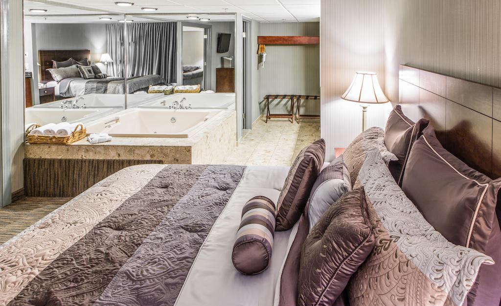 Отель Courtyard By Marriott Toledo West Экстерьер фото