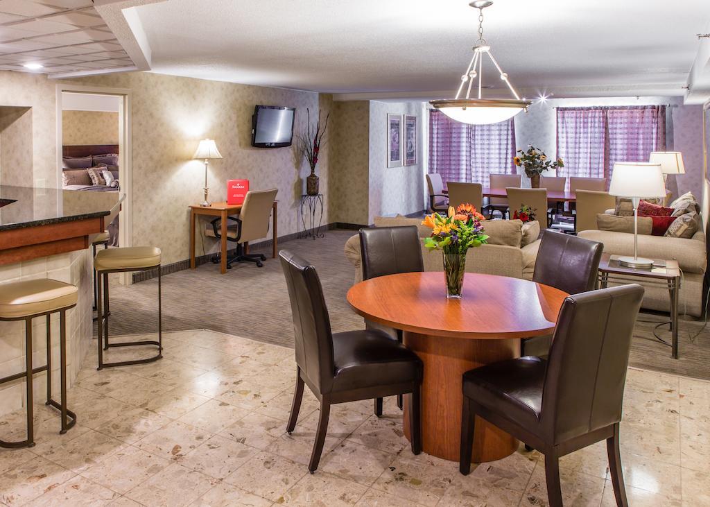 Отель Courtyard By Marriott Toledo West Экстерьер фото