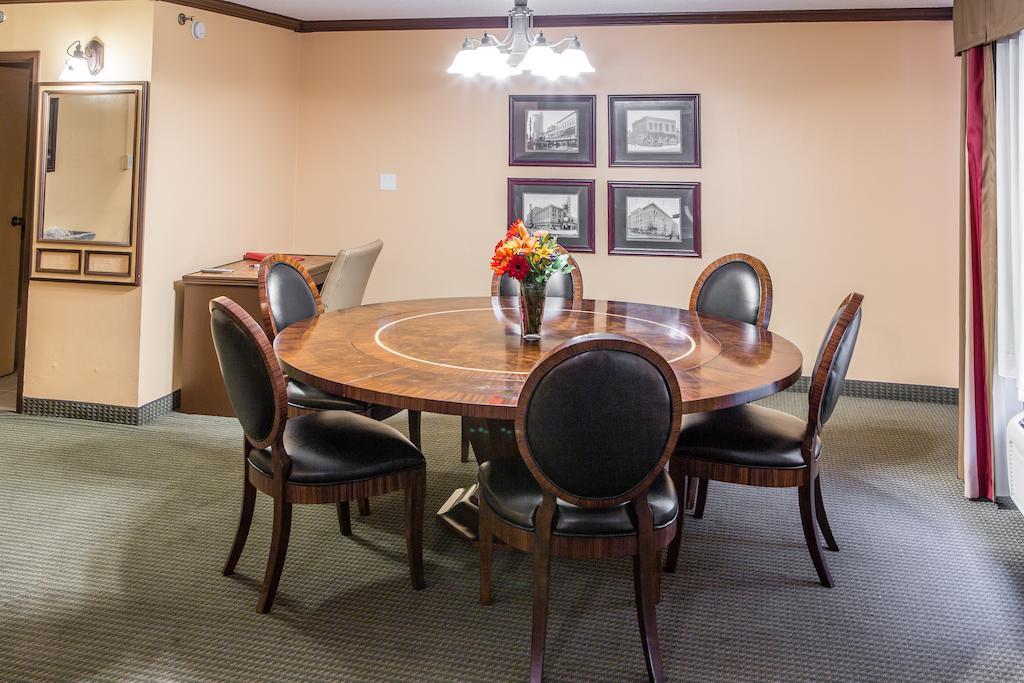 Отель Courtyard By Marriott Toledo West Экстерьер фото